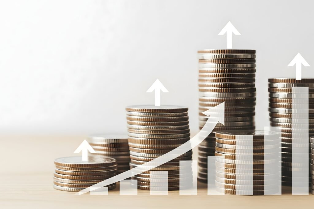 Pilhas de moedas crescendo lado a lado, com setas ascendentes que simbolizam a correção monetária e o aumento real do valor ao longo do tempo.