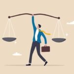 Ilustração de profissional equilibrando uma balança da Justiça, representando a legislação federal e os caminhos para facilitar a antecipação de RPVs e precatórios no LCbank.