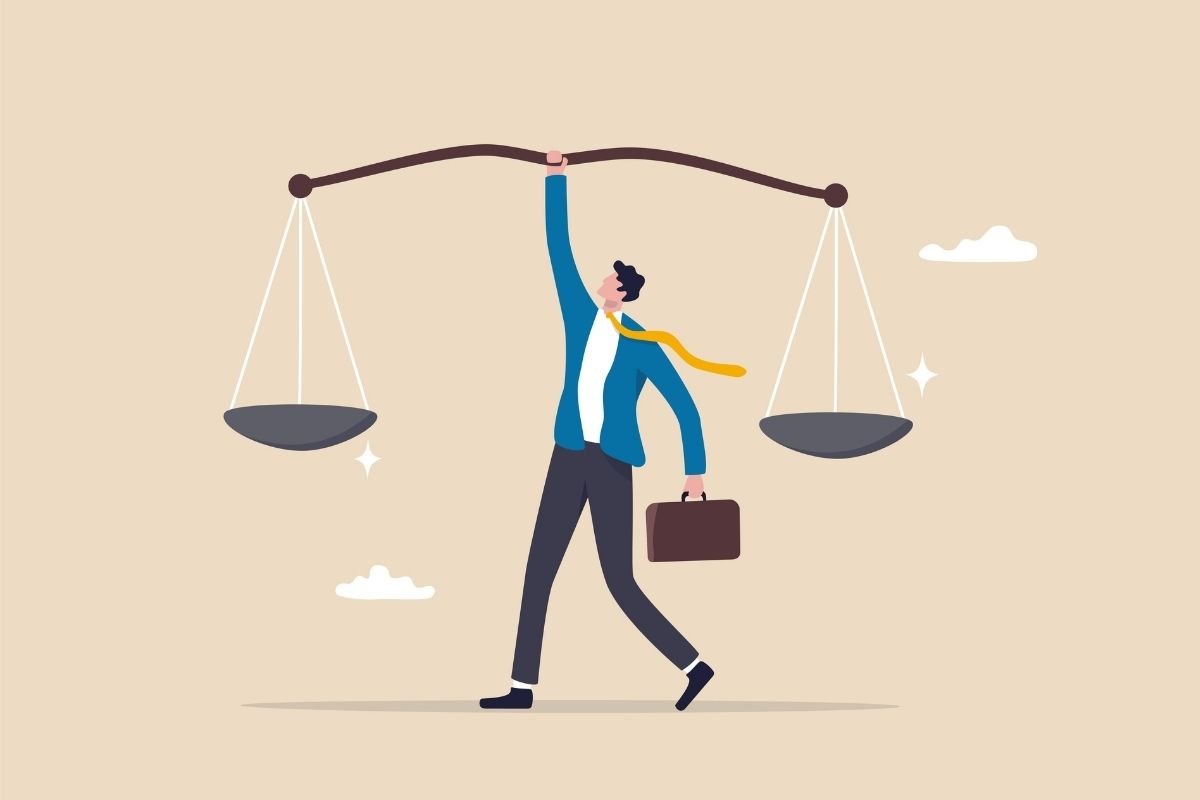 Ilustração de profissional equilibrando uma balança da Justiça, representando a legislação federal e os caminhos para facilitar a antecipação de RPVs e precatórios no LCbank.