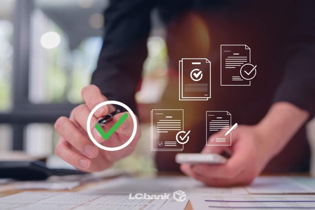 Homem revisando documentos com caneta e smartphone, marcando com um círculo verde de aprovação.