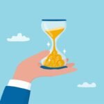 Ampulheta com moedas de ouro na mão: tempo é dinheiro, investimento, finanças.